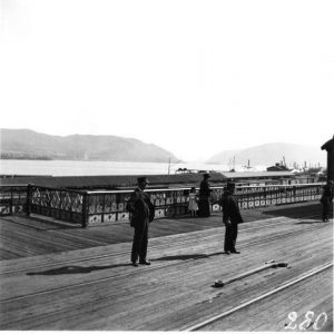 Banks of the Mississippi. Men on pier near St. Louis. 1900.