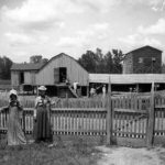 Ruth Morgan Schreiber and companion in front of roller mills. Moorefield, Arkansas [Tafel 79]. 1889/1900.