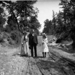 Emmy Münter, Willie Scheuber and Virgie Scheuber on a dirt road. Marshall, Texas. 1899/1900.